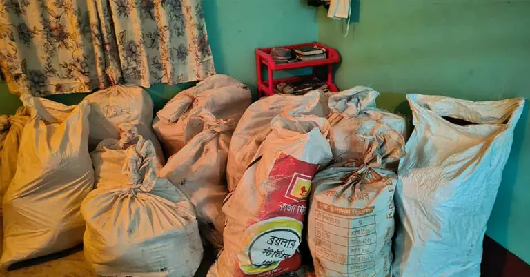 দুদকের উদ্ধারকৃত নথিপত্রের বস্তাগুলো